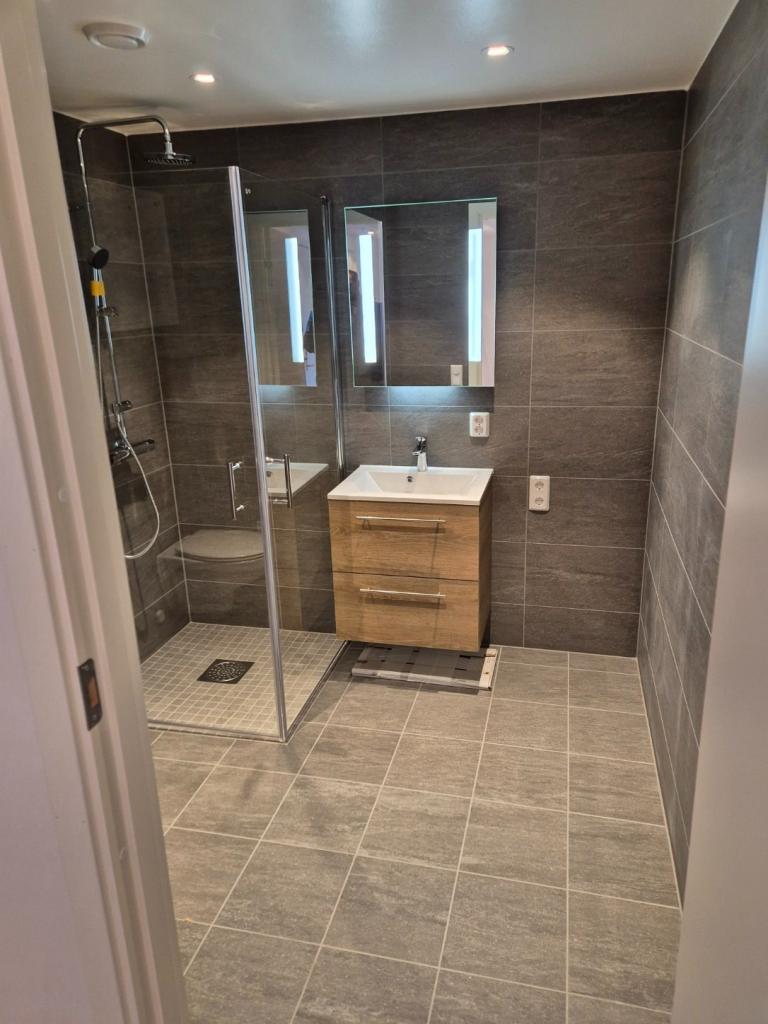 Bad. Her er det vaskemaskin, som ikke fremkommer på bildet